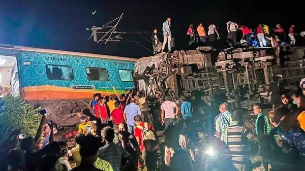 至少288人遇难！三列车先后相撞，伤亡人数或进一步上升；印度火车事故为何频繁发生？