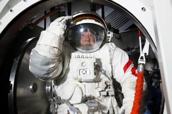 追梦人终成圆梦人！原来“博士天团”逐梦太空经历了这些……