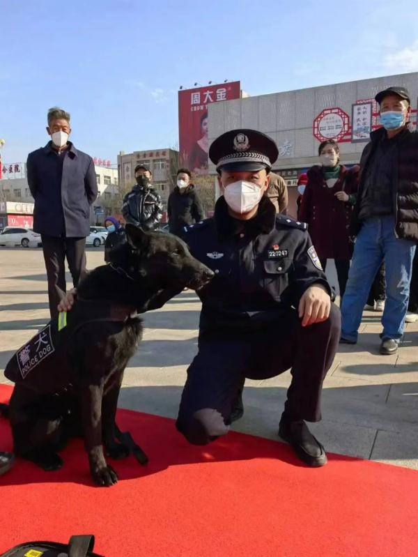 宁夏一民警和媳妇逛街，顺手抓回个逃犯！