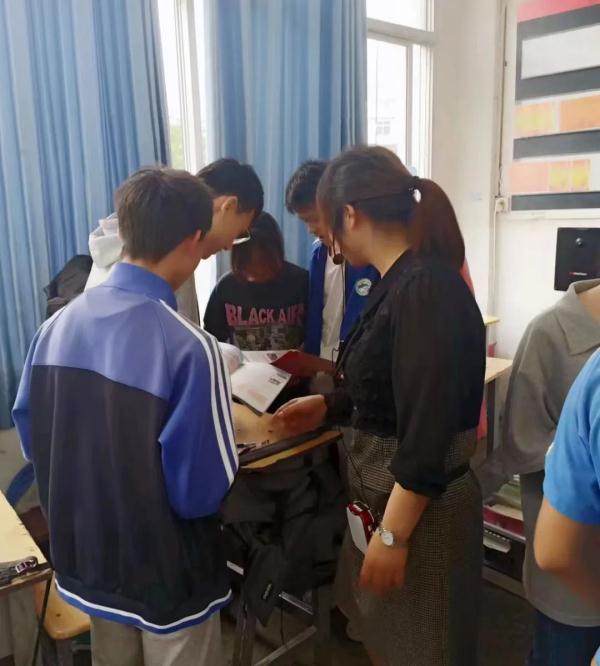 老师:“我只是脚扭了”,学生:我们不这么认为 老师:“我只是脚扭了”,学生:我们不这么认为