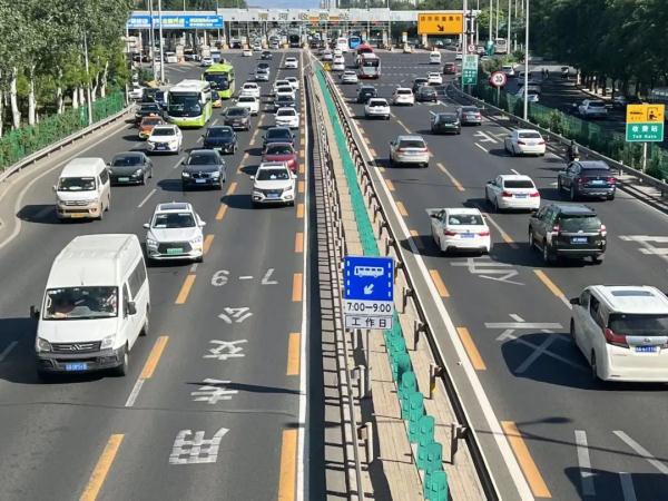 优化调整丨北京公交专用道开放的首个周末，早高峰瞬时通行量提升