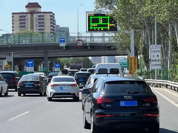 优化调整丨北京公交专用道开放的首个周末，早高峰瞬时通行量提升
