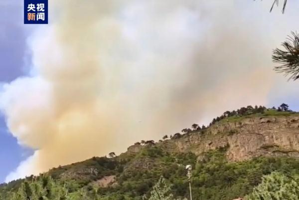 正爬着山，突然着火了！知名景区公告：今日暂停开放