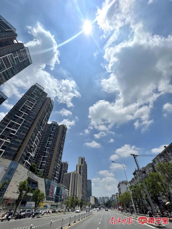 “热死了”“受不了了”!南宁一周26人中暑,出现这些症状要注意→ “热死了”“受不了了”!南宁一周26人中暑,出现这些症状要注意→