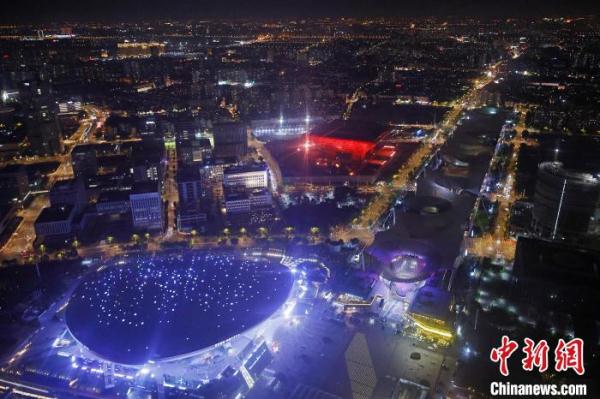 上海城市景观低空旅游包机在黄浦江畔起飞