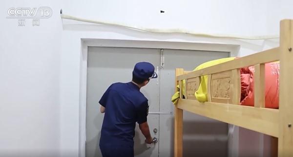 离谱!疏散通道上建宿舍?楼梯间变吸烟室? 离谱!疏散通道上建宿舍?楼梯间变吸烟室?