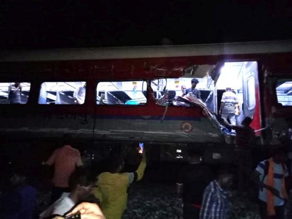 超300人死、1000多人伤！印度列车脱轨相撞原因初判——