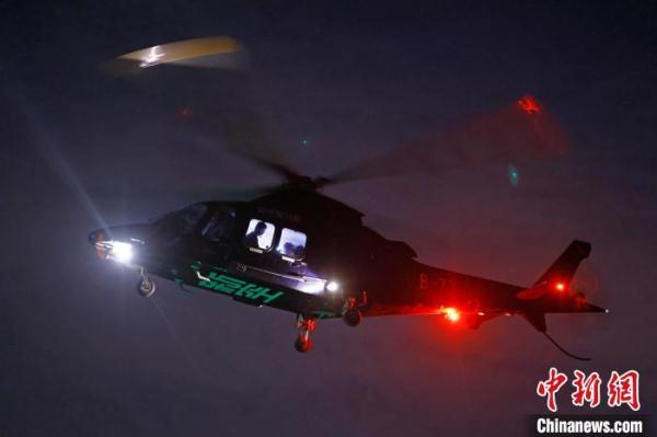 上海城市景观低空旅游包机在黄浦江畔起飞