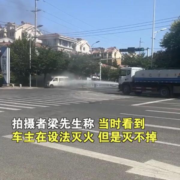 紧急时刻,洒水车秒变消防车! 紧急时刻,洒水车秒变消防车!