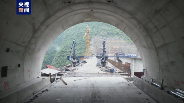 渝陕首条直通高速公路巫镇高速重庆段11座隧道全部贯通