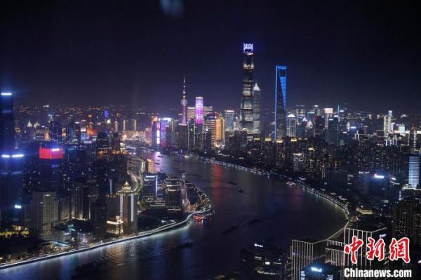 上海城市景观低空旅游包机在黄浦江畔起飞