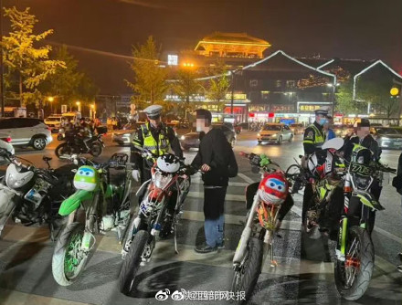 西安交警夜查“炸街”车 26名摩托骑士被罚 西安交警夜查“炸街”车 26名摩托骑士被罚