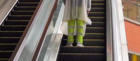 警惕！手扶电梯会“吃”洞洞鞋？