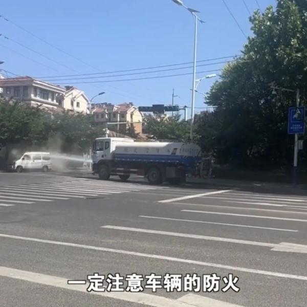 紧急时刻,洒水车秒变消防车! 紧急时刻,洒水车秒变消防车!