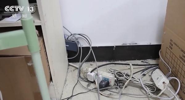 离谱!疏散通道上建宿舍?楼梯间变吸烟室? 离谱!疏散通道上建宿舍?楼梯间变吸烟室?