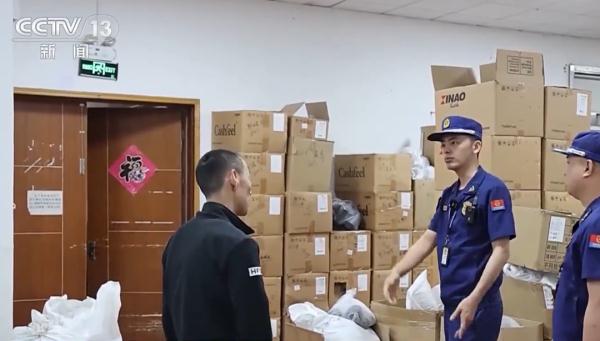 离谱!疏散通道上建宿舍?楼梯间变吸烟室? 离谱!疏散通道上建宿舍?楼梯间变吸烟室?