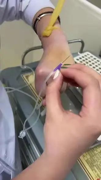 医学生互相扎针……被扎的那个得是“过命”的交情！