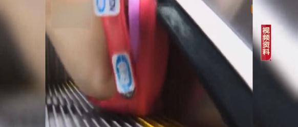 警惕！手扶电梯会“吃”洞洞鞋？