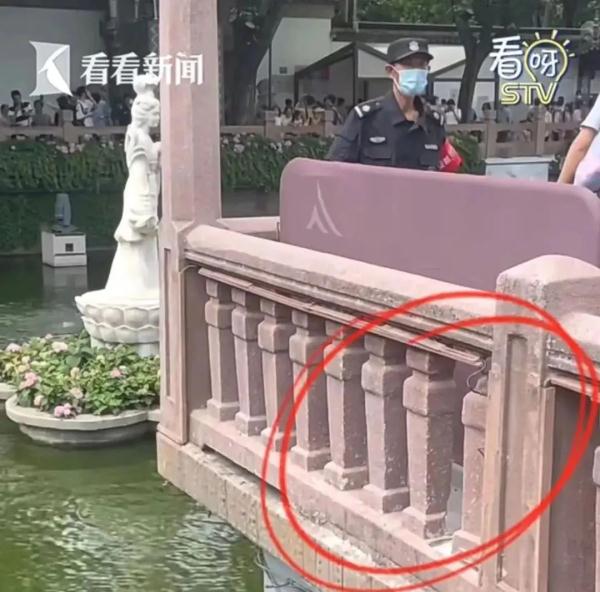 4岁男孩头卡上海豫园九曲桥石柱，消防员不得不破拆！网友：心疼九曲桥