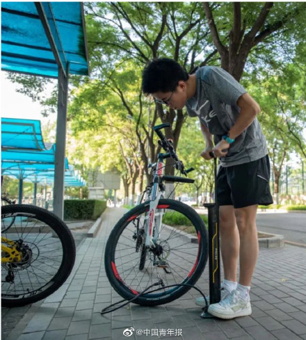 清华40余名学生摆摊免费修自行车