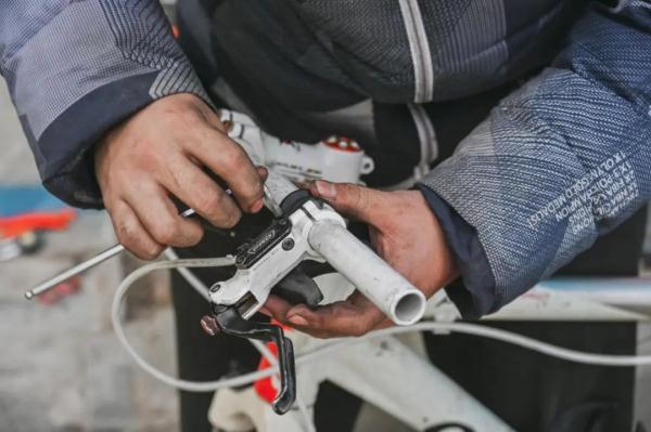 清华40余名学生免费修自行车上万辆！网友灵魂提问亮了……