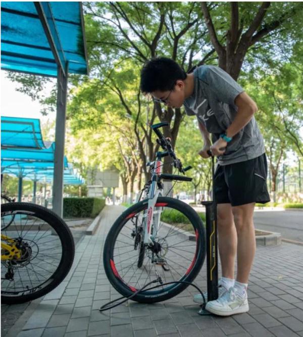 清华40余名学生免费修自行车上万辆！网友灵魂提问亮了……