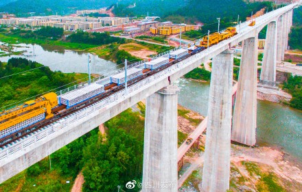 汉巴南铁路巴中段铺轨完成