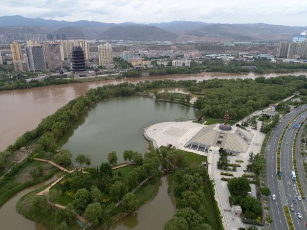 甘肃兰州:黄河岸 绿意浓 甘肃兰州:黄河岸 绿意浓