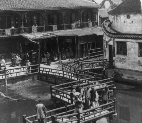 4岁男孩头卡上海豫园九曲桥石柱，消防员不得不破拆！网友：心疼九曲桥