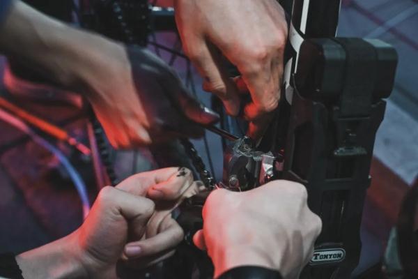 清华40余名学生免费修自行车上万辆！网友灵魂提问亮了……