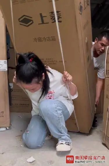 女大学生背冰箱爬楼！连续6年帮残疾父亲送货
