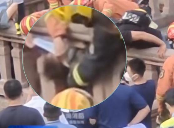 4岁男孩头卡上海豫园九曲桥石柱，消防员不得不破拆！网友：心疼九曲桥