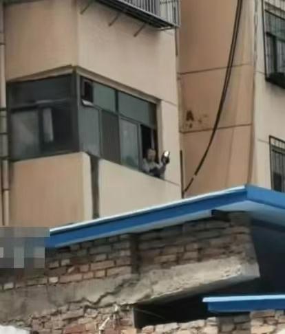 八旬老太一到深夜疯狂敲盆,竟是为了…… 八旬老太一到深夜疯狂敲盆,竟是为了……