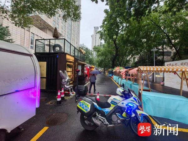 路边杉树突然倒伏，所幸未造成人员受伤