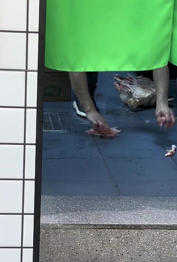 知名米线门店员工在地上脚踩鸡肉解冻！最新回应
