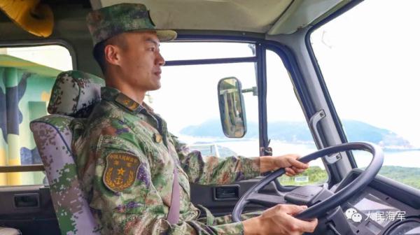 两名救人的海军战士，原来在部队双双立过功