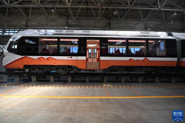 我国首列出口新能源轻轨车辆在河北唐山下线