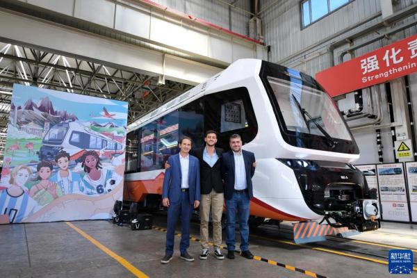 我国首列出口新能源轻轨车辆在河北唐山下线