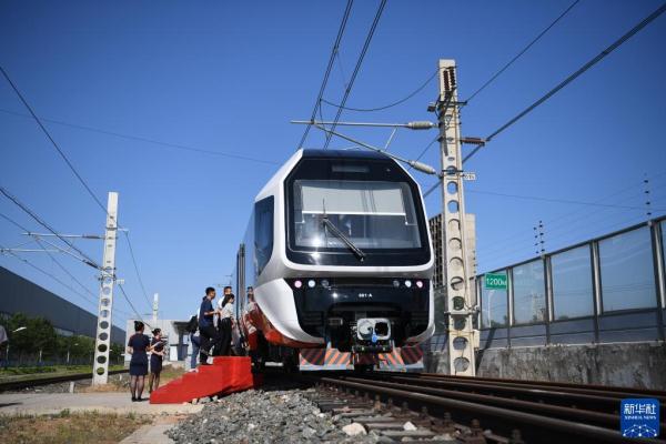我国首列出口新能源轻轨车辆在河北唐山下线