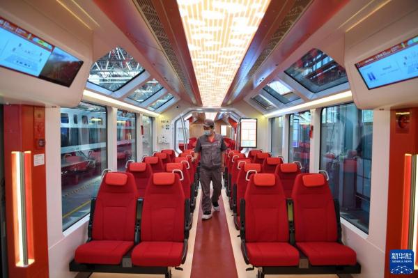 我国首列出口新能源轻轨车辆在河北唐山下线