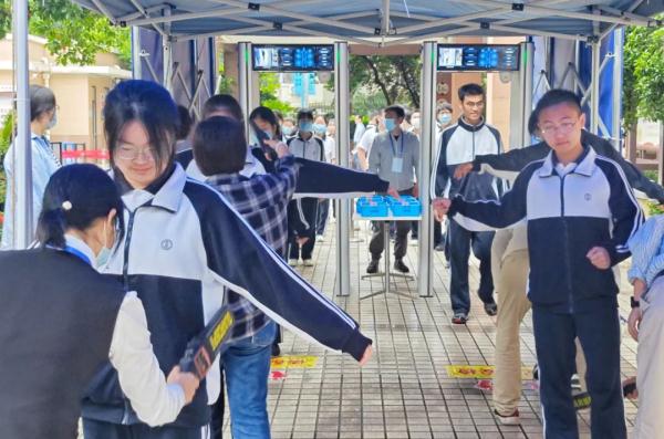 上海高考考场踩点：男女生分通道安检，摘下手表可提高通过效率