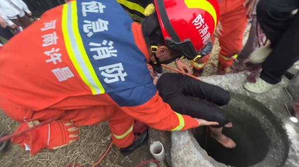 惊险！七旬老人跌落深井 消防员倒立下井救援
