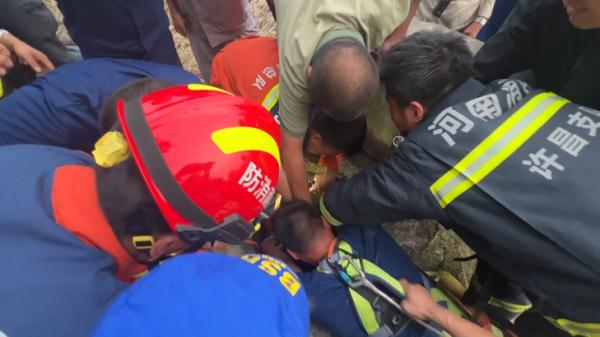 惊险！七旬老人跌落深井 消防员倒立下井救援