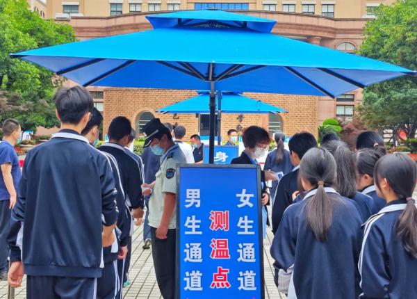 上海高考考场踩点：男女生分通道安检，摘下手表可提高通过效率