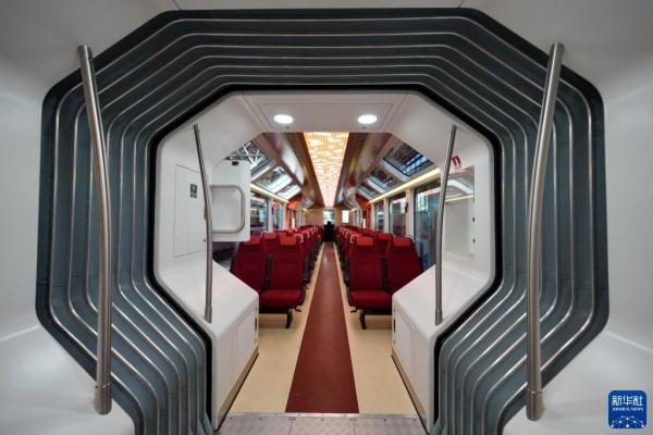 我国首列出口新能源轻轨车辆在河北唐山下线