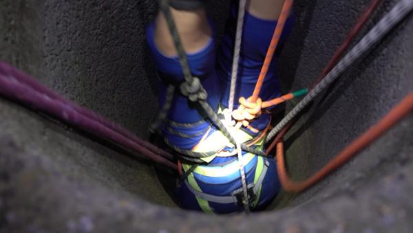 惊险！七旬老人跌落深井 消防员倒立下井救援