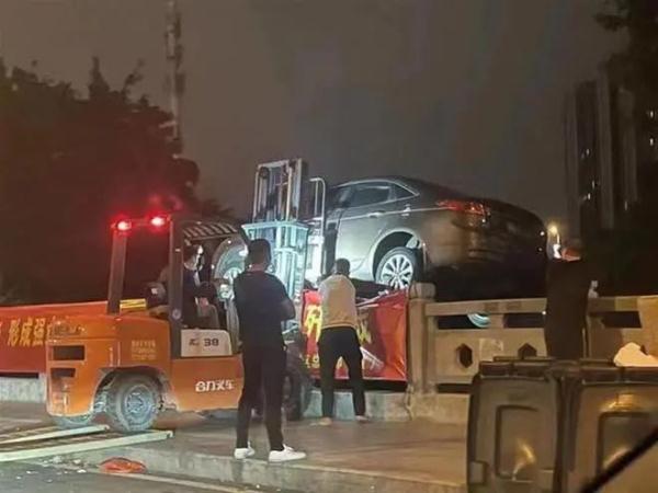 又有车主“焊铁柱”保卫自家车位！当事人：打了6次电话，还报警了，对方都不理