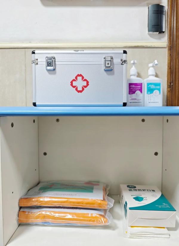 上海高考考场踩点：男女生分通道安检，摘下手表可提高通过效率