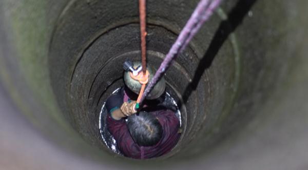 惊险！七旬老人跌落深井 消防员倒立下井救援