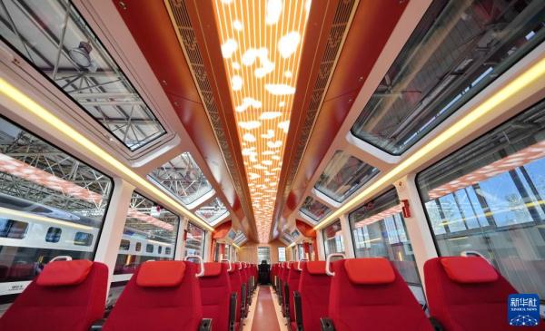 我国首列出口新能源轻轨车辆在河北唐山下线